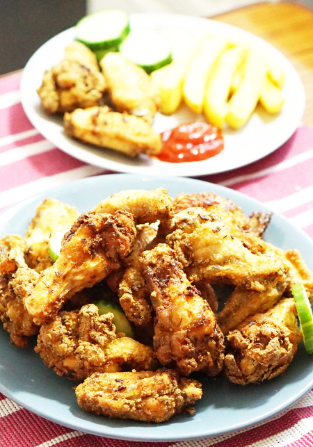 Homemade crispy fried chicken wings 